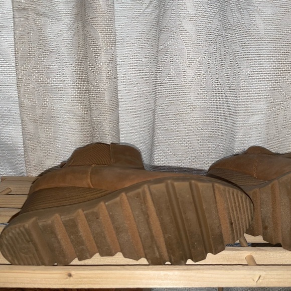 Tan Wedge Bootie size 6.5 Like New - Picture 2 of 5